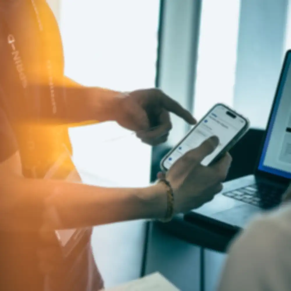Eine Person hält ein angeschaltetes Smartphone in der Hand