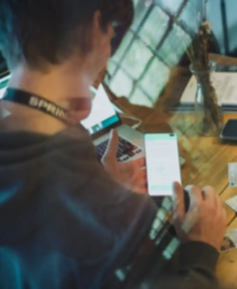 Eine Person präsentiert eine App mithilfe eines Smartphone