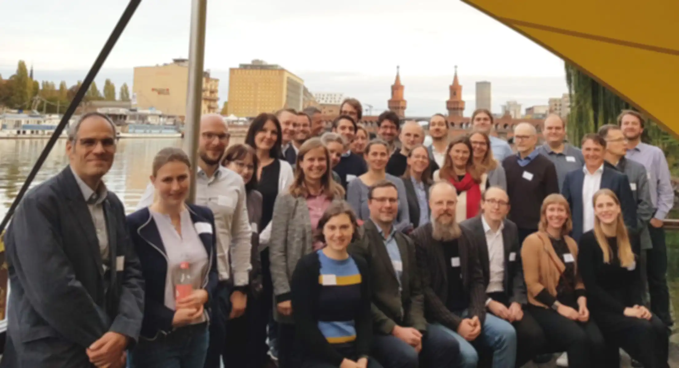 Gruppenfoto der Arbeitsgruppe "IP Transfer" auf einer Terrasse an der Spree in Berlin