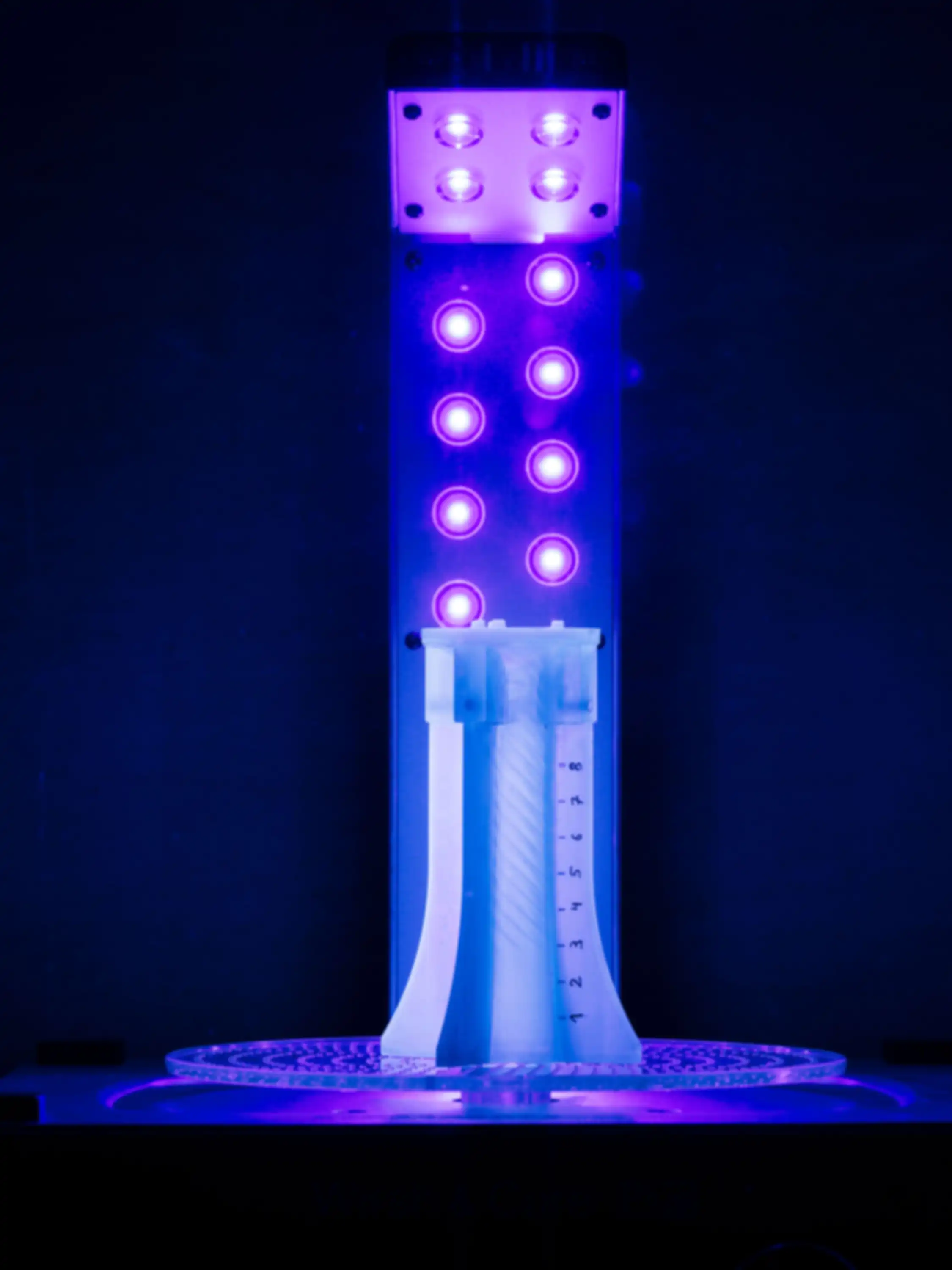 Ein Prototyp steht vor einer Lampe mit violettem Licht