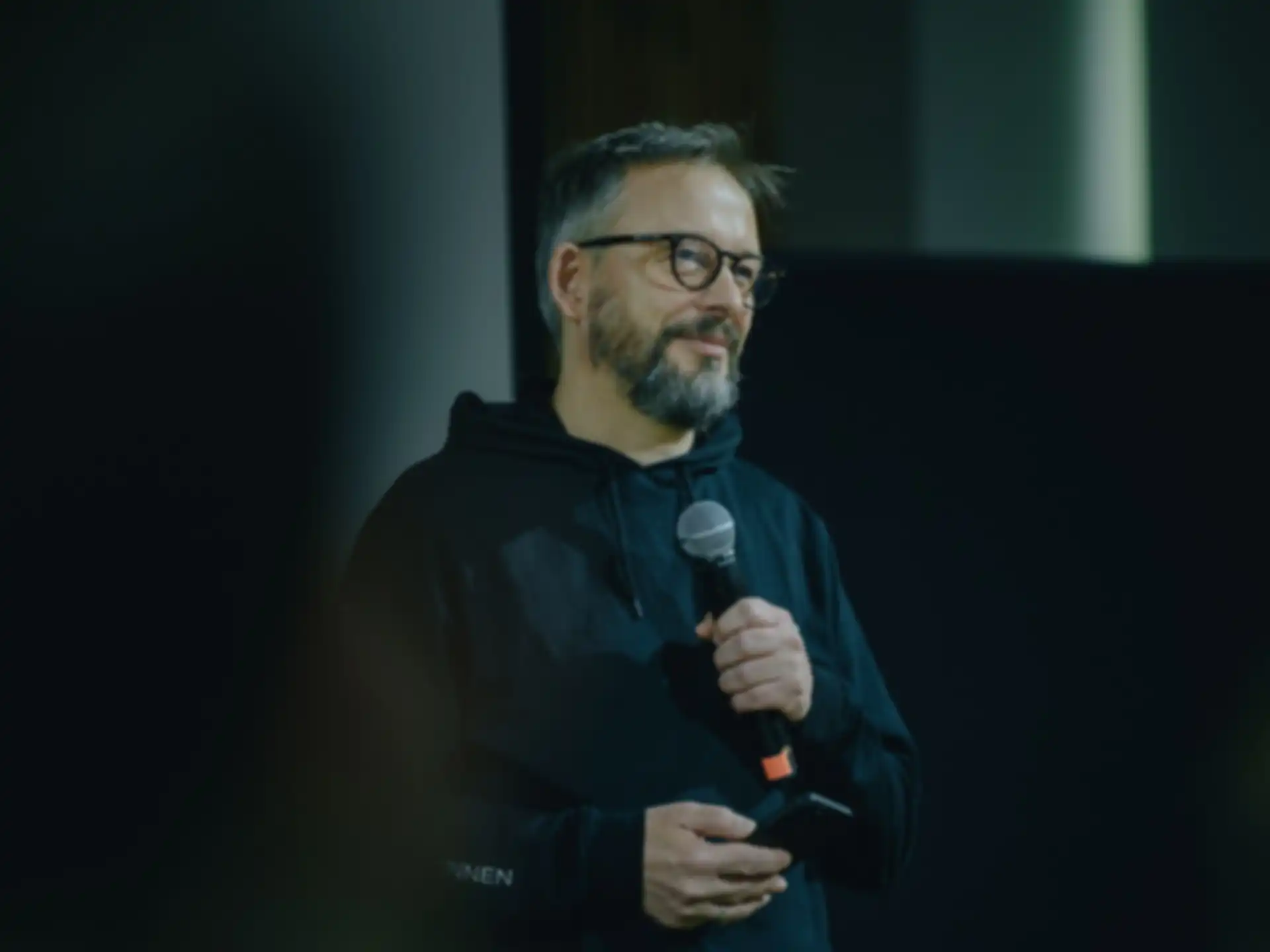 Dr. Torsten Lodderstedt auf einer Bühne mit Mikrofon
