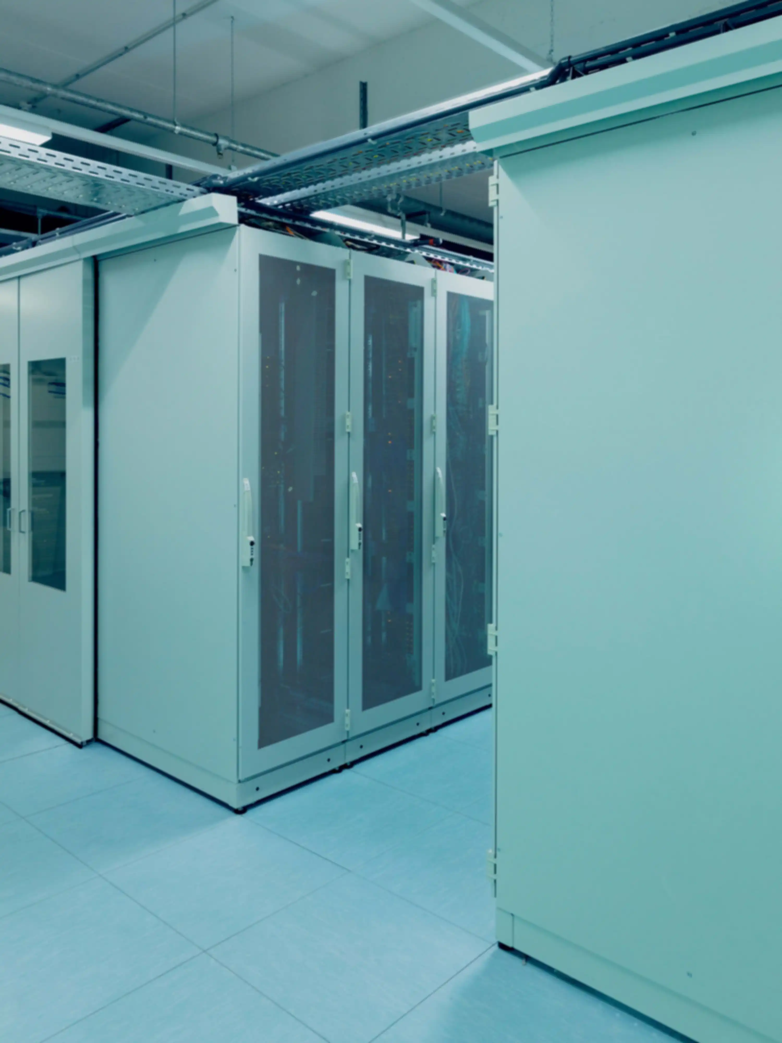 Ein Serverraum in neutralem Licht