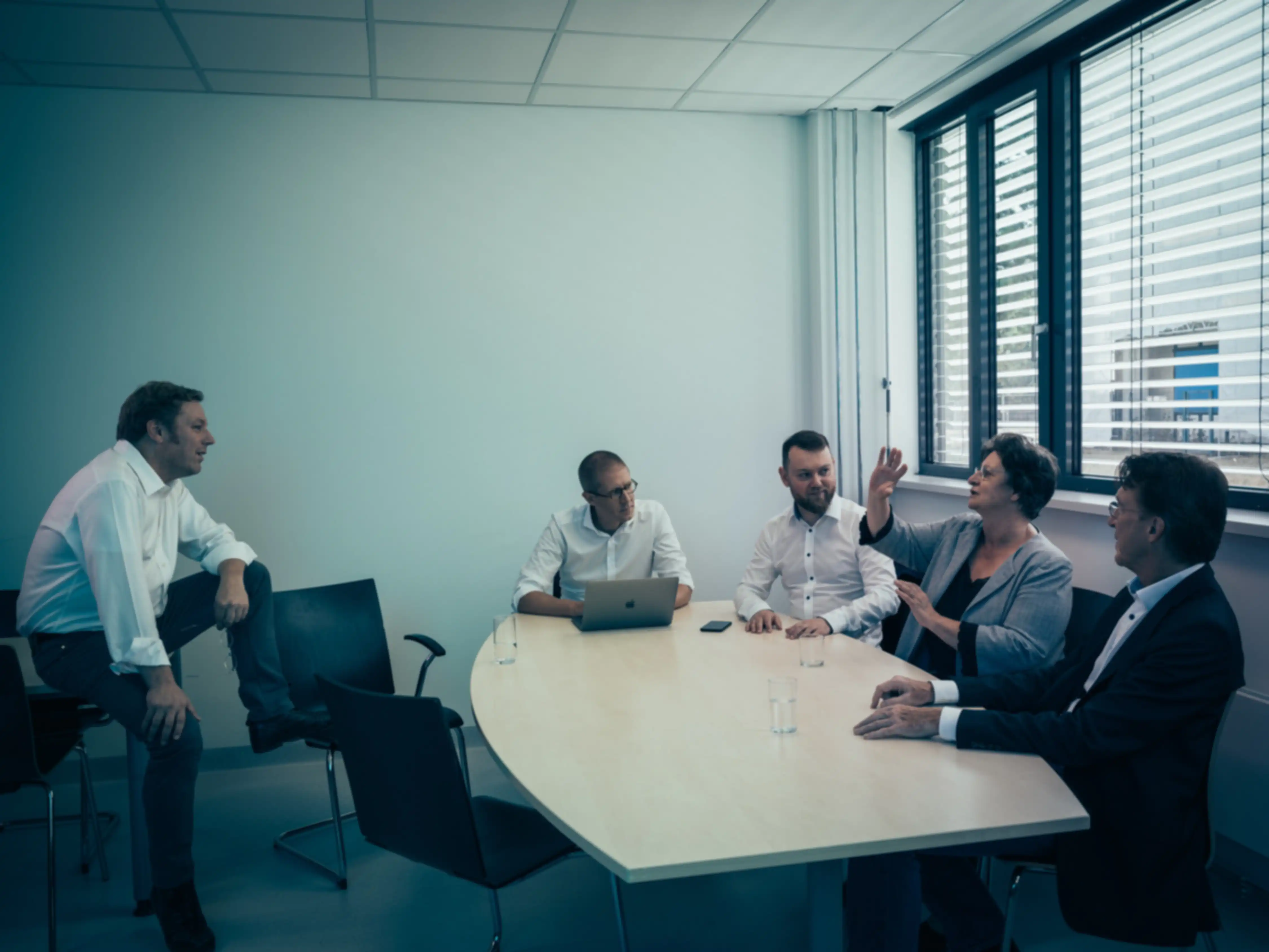 Das PRInnovation Team bei einer Besprechung an einem Tisch