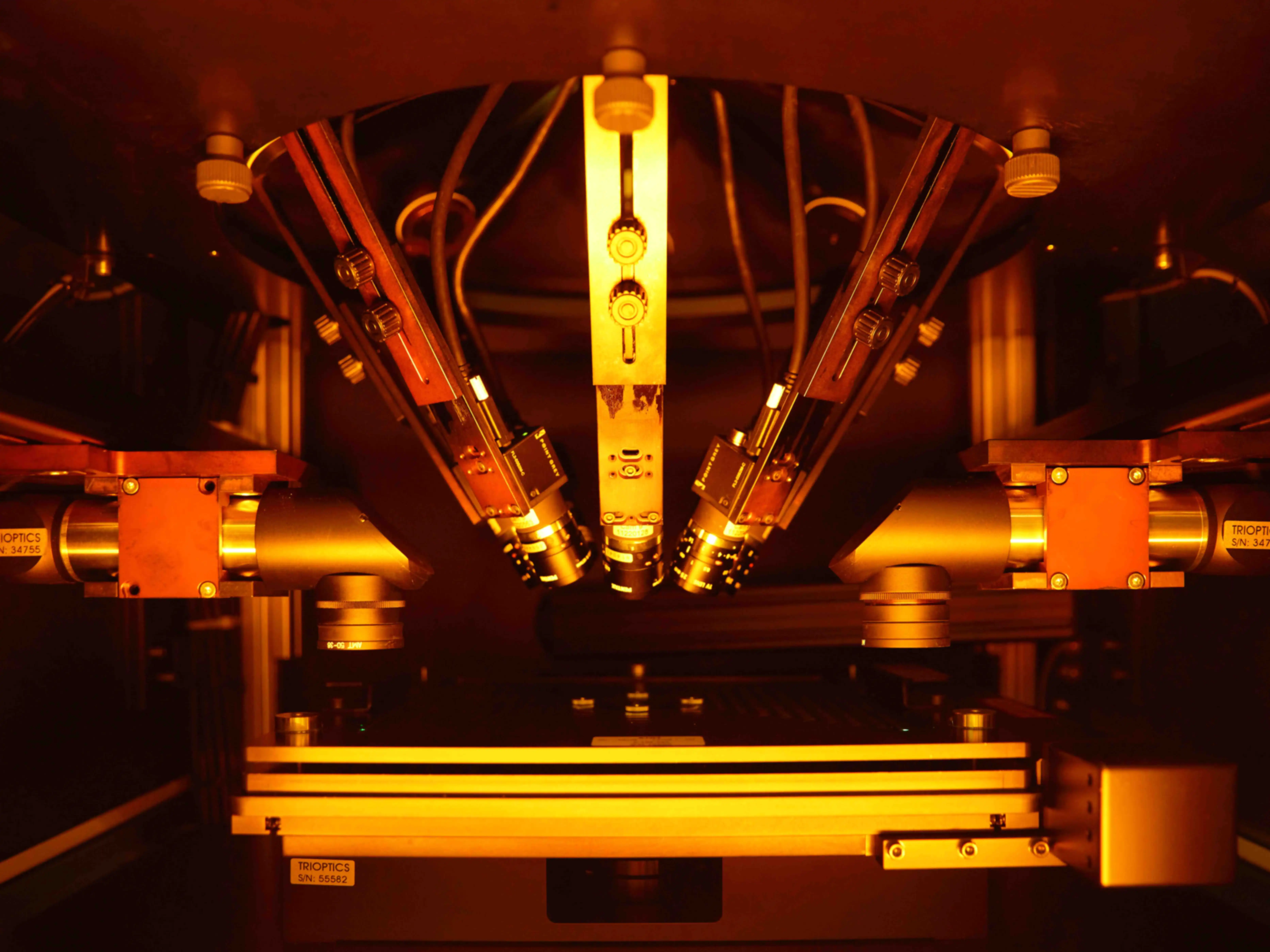 Eine komplexe technische Apparatur in orangenem Licht