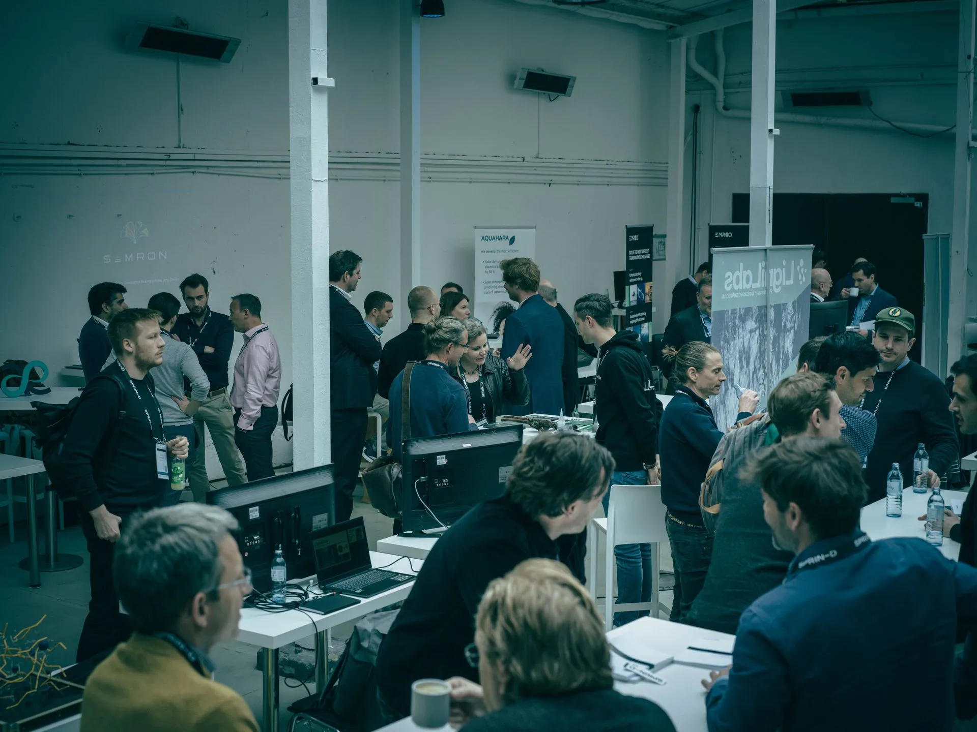 Menschen auf einer Wissenschaftsmesse