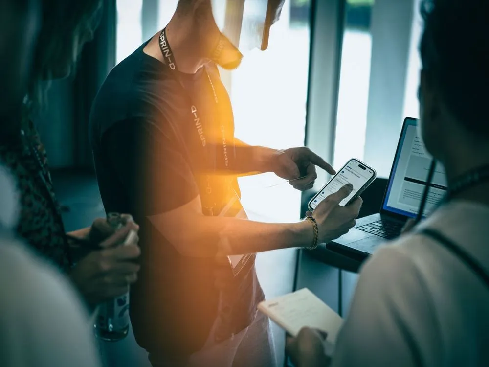 Ein Mann benutzt ein Smartphone, auf dem ein EUDI Wallet Prototyp zu sehen ist