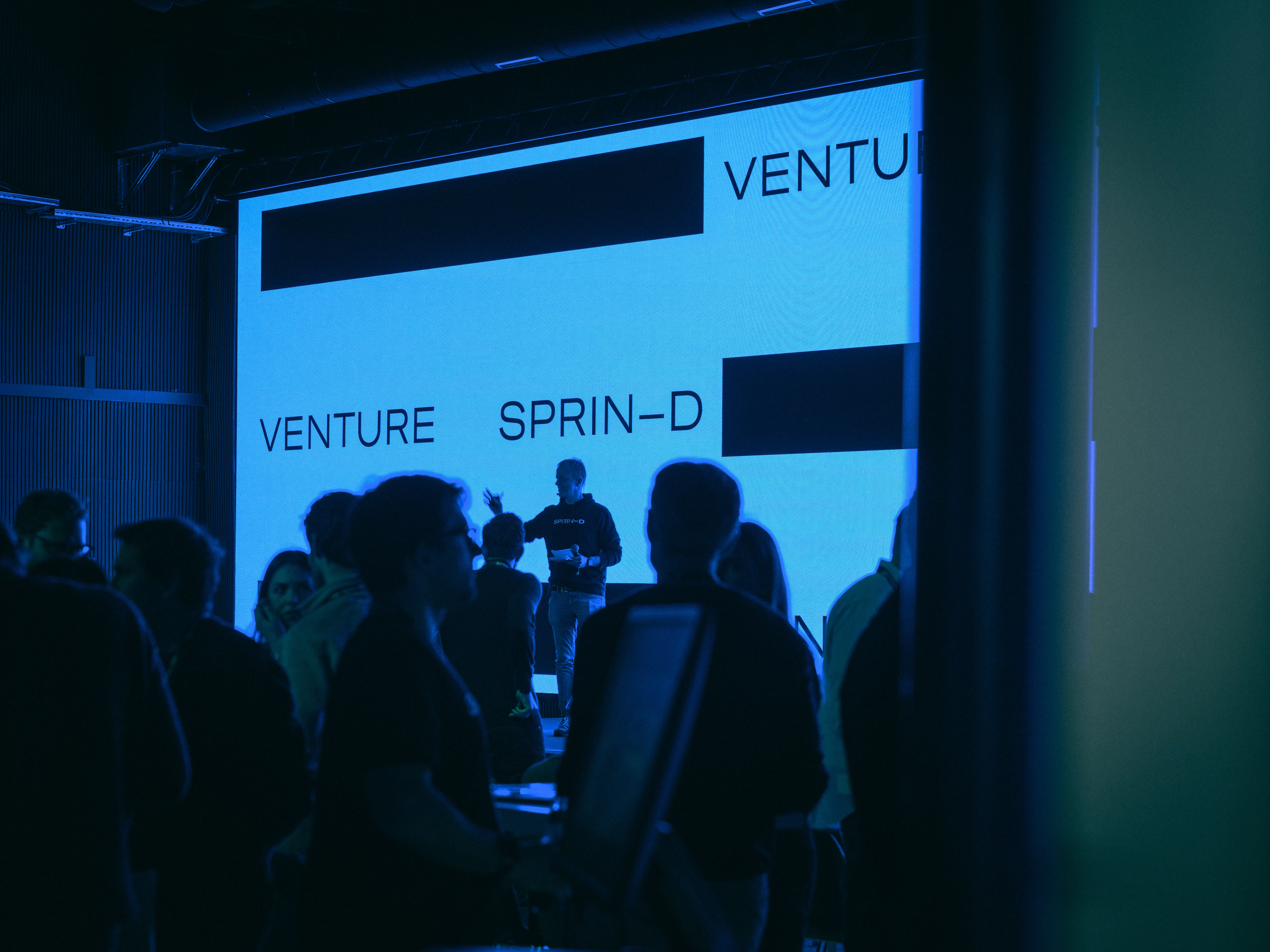 Menschen vor einer Bühne mit einer LED Wand