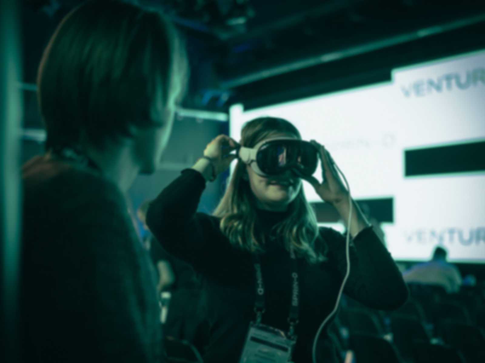 Eine Frau mit einer VR Brille