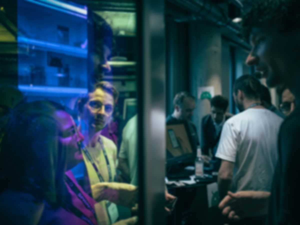 Teilnehmende der Konferenz schauen sich die verschiedenen Projekte an
