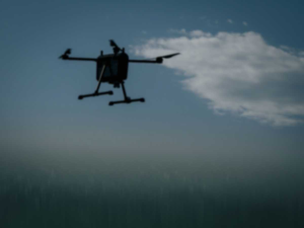 Eine Drohne fliegt am Himmel