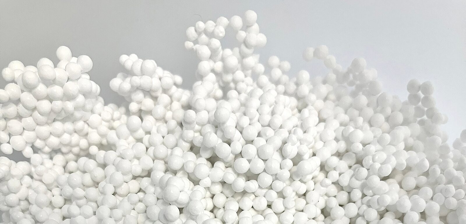 Kugelförmiger Adsorbentien aus recyceltem Polyamid 12